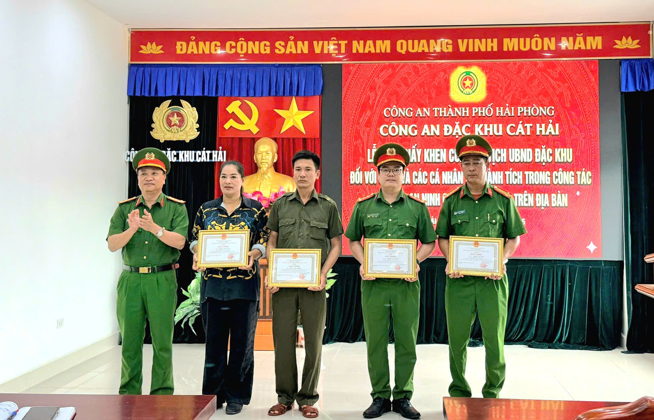 Công an đặc khu Cát Hải: Tổ chức khen thưởng 5 cá nhân trực tiếp tham gia và hỗ trợ phá án